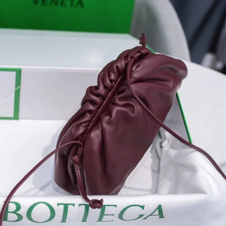 Batch 1120 Bottega Veneta cloud bag ☁️POUCH series original plain calfskin, super low-key and eye-catching, soft and casual. Major internet celebrity bloggers are crazy about calling it fashionable and classy, ​​lazy and intellectual. Small size: 23*13*8 (small cloud plain) burgundy, model: 6671